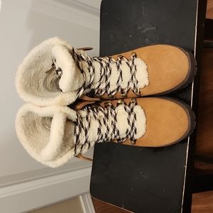 Skechers Tan with cream colored faux fur lining winter boots. Size 8